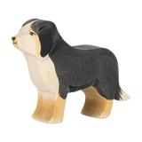 Holztier: Berner Sennhund, eine liebevoll handbemalte, aus massivem Ahornholz gefertigte Hundefigur. Ideal für kreatives Spiel, hergestellt in Deutschland, steht für nachhaltige Produktion und ästhetisches Design bei KLICKKLACK.