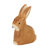 Holztier: Hase sitzend aus massivem Ahornholz, liebevoll von Hand bemalt. Ideal für kreatives Spiel, passend zu weiteren Ostheimer Holzfiguren. Hergestellt in einer geschützten Werkstätte in Deutschland.