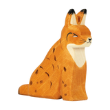 Holztier: Luchs sitzend, eine handbemalte Holzfigur aus massivem Ahorn, ideal für kreatives Kinderrollenspiel. Diese stilvolle Figur von Ostheimer verkörpert nachhaltige Ästhetik und Design, hergestellt in Deutschland.