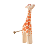 Holztier: Giraffe klein Kopf hoch, eine aus massivem Ahornholz gefertigte und handbemalte Holzfigur, zeigt eine aufrechte Giraffe, ideal für kreatives Kinderspiel und ergänzt Holzfiguren von Ostheimer.