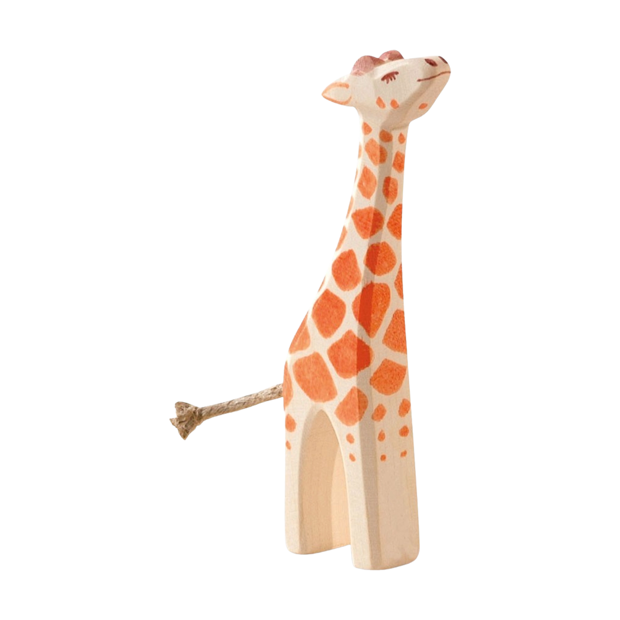 Holztier: Giraffe klein Kopf hoch, eine aus massivem Ahornholz gefertigte und handbemalte Holzfigur, zeigt eine aufrechte Giraffe, ideal für kreatives Kinderspiel und ergänzt Holzfiguren von Ostheimer.