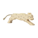 Holztier: Schneeleopard, eine handbemalte, aus massivem Ahornholz gefertigte Figur. Der Schneeleopard ist in einer lauernden Haltung mit detailgetreu gemalten Flecken und einem kurzen Schwanz dargestellt.