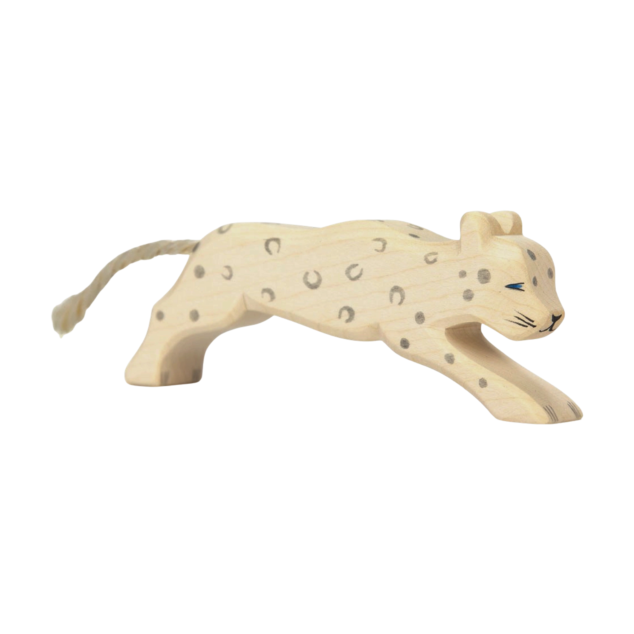 Holztier: Schneeleopard, eine handbemalte, aus massivem Ahornholz gefertigte Figur. Der Schneeleopard ist in einer lauernden Haltung mit detailgetreu gemalten Flecken und einem kurzen Schwanz dargestellt.