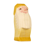 Holzfigur: Zwerg gelb, ein handgeschnitzter, lächelnder Mann mit langem, weißen Bart. Der Körper zeigt natürliche Holzmaserung mit leichtem Gelbton. Perfekt für kreatives Spiel, von Ostheimer in Deutschland gefertigt.