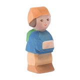 Holzfigur: Zwergenkind Mo, aus massivem Ahornholz, liebevoll von Hand geschnitzt und bemalt, ideal für kreatives Kinderspiel; perfekt kombinierbar mit weiteren Ostheimer Holzfiguren.