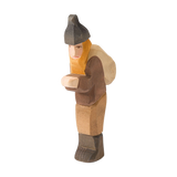 Holzfigur: Knecht Ruprecht aus massivem Ahornholz, handbemalt, ideal für kreatives Rollenspiel. Perfekte Ergänzung zu Ostheimer Holzfiguren, hergestellt in Deutschland, repräsentiert nachhaltiges Design von KLICKKLACK.