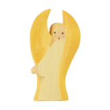 Holzfigur: Schutzengel weiß, aus hellem Ahornholz gefertigt, mit warmen Gelbtönen bemalt. Handgearbeitet, ideal für kindliches Rollenspiel oder als dekoratives Element. Hergestellt in Deutschland, fördert nachhaltige Produktion.