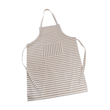 Schürze aus 100% Baumwolle mit feinen, dunklen Streifen und verstellbarem Nackenband. Sie besitzt lange Bindebänder und eine vertikal gestreifte Brusttasche, hergestellt in einer deutschen Manufaktur.