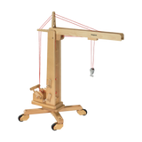 Holzfahrzeug: Hochkran aus massivem Buchenholz, mit drehbarem Turm und höhenverstellbarem Ausleger. Rote Schnüre ergänzen das Design, fördert kreatives Spielen und technische Neugier, hergestellt in Deutschland.