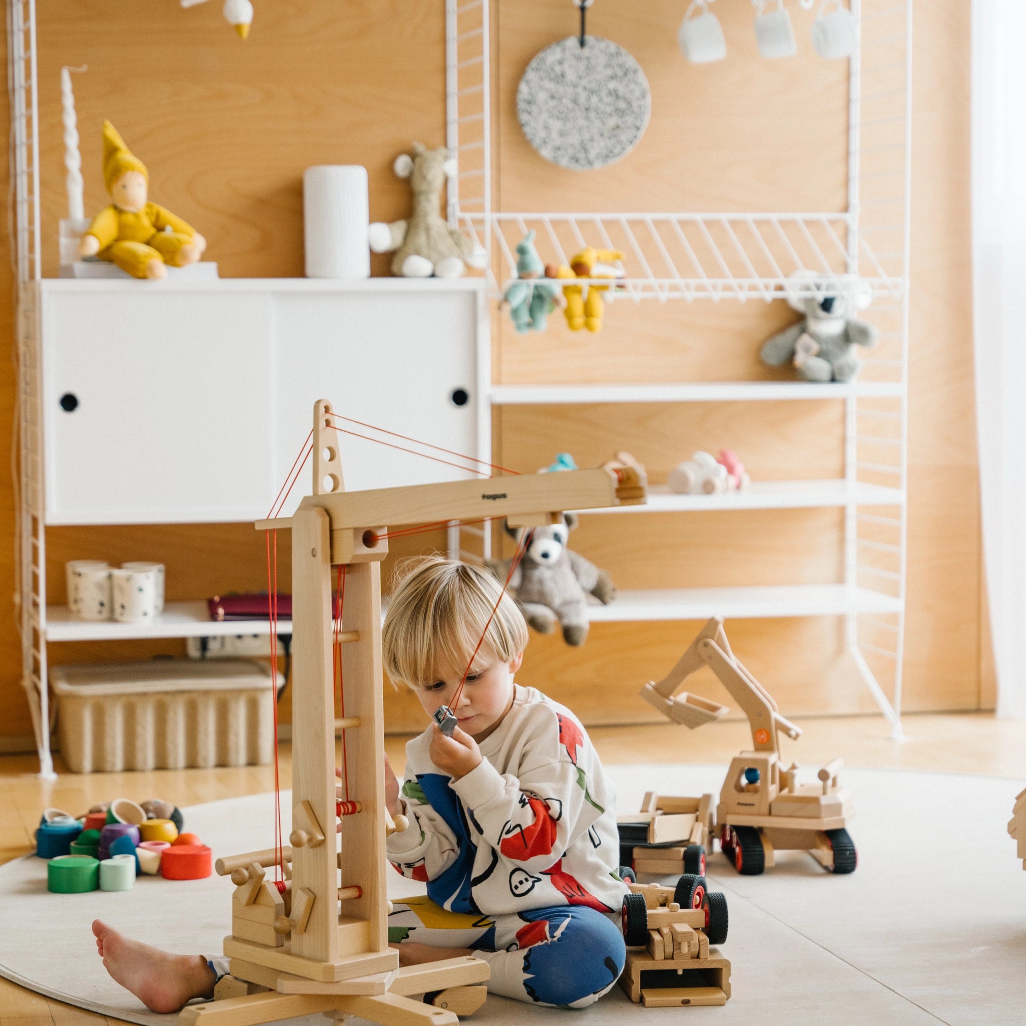 Holzfahrzeug: Hochkran aus massivem Buchenholz mit drehbarem Turm und höhenverstellbarem Ausleger, fördert kreatives Spielen. In geschützter Werkstätte in Deutschland gefertigt, ideal für neugierige Kinder.