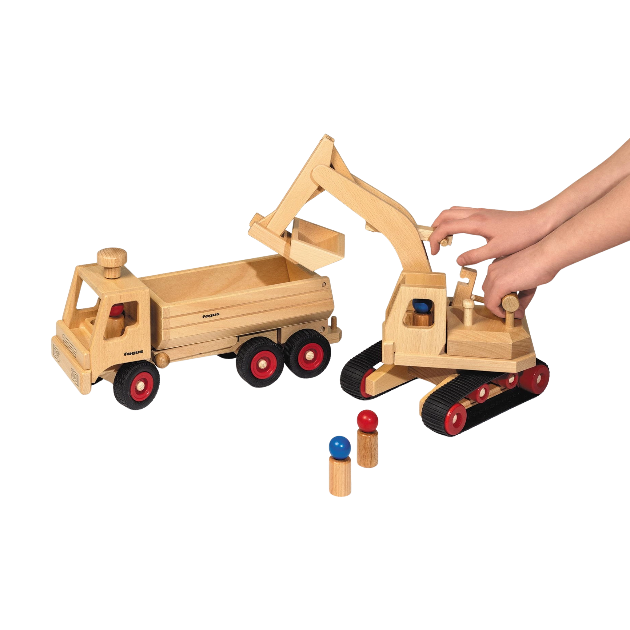 Holzfahrzeug: Bagger aus massivem Buchenholz mit rotierenden Aufbau und beweglichem Schaufelarm; inklusive zwei Fahrerfiguren. Hergestellt in einer Werkstätte in Deutschland, symbolisiert es nachhaltiges, modernes Spielzeugdesign.