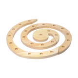 Freies Spiel: Festtagsspirale natur zeigt acht helle, gebogene Holzelemente mit runden Löchern, die zu einer Spirale zusammengefügt sind. Ideal für Kerzen und Stecker, handgefertigt in Deutschland.