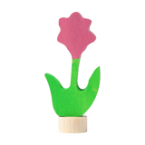 Steckfigur: Rosa Blume aus handbemaltem Lindenholz, ideal zur Dekoration von Festtagstischen. Kombinierbar mit weiteren Figuren, verkörpert nachhaltige Produktion und ästhetisches Design.