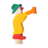 Steckfigur: Clown mit Trompete, aus handbemaltem Lindenholz, ideal für festliche Tischdekoration. Kombinierbar mit anderen Figuren, hergestellt in deutscher Manufaktur für zeitgemäße, nachhaltige Ästhetik.