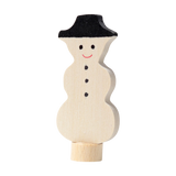 Steckfigur: Schneemann aus handbemaltem Lindenholz, mit schwarzem Hut und lächelndem Gesicht, ideal zur Dekoration von Geburtstags- und Feiertagstischen, hergestellt in einer deutschen Manufaktur.