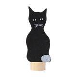 Steckfigur: Schwarze Katze aus handbemaltem Lindenholz, ideal zur Dekoration von Festtagstischen. Kombinierbar mit weiteren Steckfiguren und Kerzen, hergestellt in einer deutschen Manufaktur. Perfekt für moderne, nachhaltige Ästhetik.