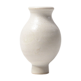 Steckfigur: Weiße Vase aus handbemaltem Lindenholz, ideal zur Dekoration von festlichen Tischen, gefertigt in deutscher Manufaktur, kombinierbar mit anderen Steckfiguren und Kerzen, präsentiert in stiller Eleganz.