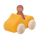 Holzfahrzeug: Kleines Cabrio gelb, ein stilvolles, robustes Holzspielzeugauto mit einer Holzfigur, gefertigt aus farbig lasiertem Lindenholz, ideal für Kinder, die nachhaltiges und ästhetisch ansprechendes Spielzeug schätzen.