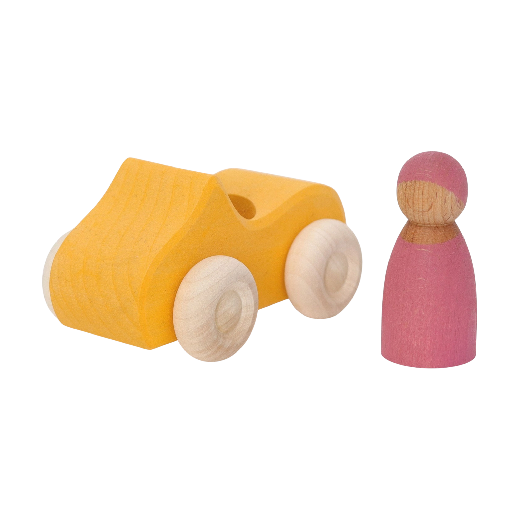 Holzfahrzeug: Kleines Cabrio gelb aus lasiertem Lindenholz, begleitet von einem rosa Holzmännchen. Robustes, zweiteiliges Set, ideal für Kinder, produziert in einer deutschen Manufaktur, geländetauglich und leicht zu reinigen.