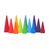 Freies Spiel: Regenbogenwald, eine Sammlung von 12 bunten Baumspitzen aus gefärbtem Ahornholz, gefertigt in Deutschland. Perfekt für kreatives Spiel und als Ergänzung zu Ringen und Regenbogenfreunden.