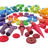 Freies Spiel: Regenbogenfreunde - Set aus 12 handbemalten Holzfiguren, die kreatives Spielen fördern. Hergestellt in Deutschland, zeigen sie minimalistisches Design und symbolisieren KLICKKLACKs Engagement für Nachhaltigkeit und Ästhetik.