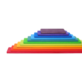 Freies Spiel: Regenbogen Bauplatten aus farbig lasiertem Lindenholz, gestapelt zu einer Pyramide. Fördert freies, kreatives Spiel, hergestellt in einer deutschen Manufaktur. Perfekt kombinierbar mit Regenbögen und Halbkreisen.