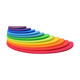 Freies Spiel: Regenbogen Halbkreise aus farbigem Birkensperrholz, gestapelt für kreatives Spiel. Kombinierbar mit Grimm's Regenbögen, hergestellt in Deutschland, ideal für fantasievolles Bauen.