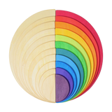 Freies Spiel: Regenbogen Halbkreise aus farbig lasiertem Birkensperrholz, angeordnet in einem Kreis. Fördert kreatives Spielen und harmoniert ideal mit Grimm's Regenbögen. Hergestellt in Deutschland für nachhaltigen Spielspaß.