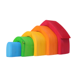 Freies Spielen: Buntes Haus aus hochwertigem Lindenholz, bestehend aus fünf Elementen, ideal zum Stapeln, Bauen und Sortieren, präsentiert in einem nahen Blickwinkel auf die regenbogenfarbenen Holzbausteine.