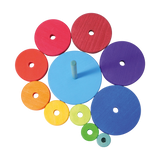 Stapelspiel: Scheibenturm aus farbig lasiertem Lindenholz, bestehend aus 10 Scheiben und einer Steckhalterung, ideal zum Stecken und Stapeln. Nachhaltig in Deutschland gefertigt, passend für moderne, ästhetische Ansprüche.