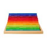 Freies Spiel: Kleine Stufenzählstäbe, ein Set aus 100 farbig lasierten Bauklötzen im Holzrahmen, fördert räumliches Denken und Mathematik, handgefertigt in einer deutschen Manufaktur.