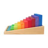 Freies Spiel: Kleine Stufenzählstäbe, ein Set aus 100 farbig lasierten Bauklötzen aus Lindenholz, präsentiert in einem Holzrahmen. Hergestellt in Deutschland, fördert es räumliches Denken und mathematisches Verständnis.