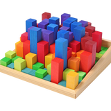 Freies Spiel: Kleine Stufenzählstäbe, gestapelt zu einer Pyramide aus 100 Holzbausteinen, im Holzrahmen präsentiert. Fördert räumliches Denken und Mathematik, hergestellt in einer deutschen Manufaktur.