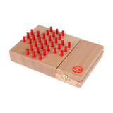 Brettspiel: Solitaire aus massivem Buchenholz mit roten Stiften auf einem Holzbrett, ein traditionelles Geduldsspiel, hergestellt in einem deutschen Familienbetrieb, ideal für strategische Unterhaltung.