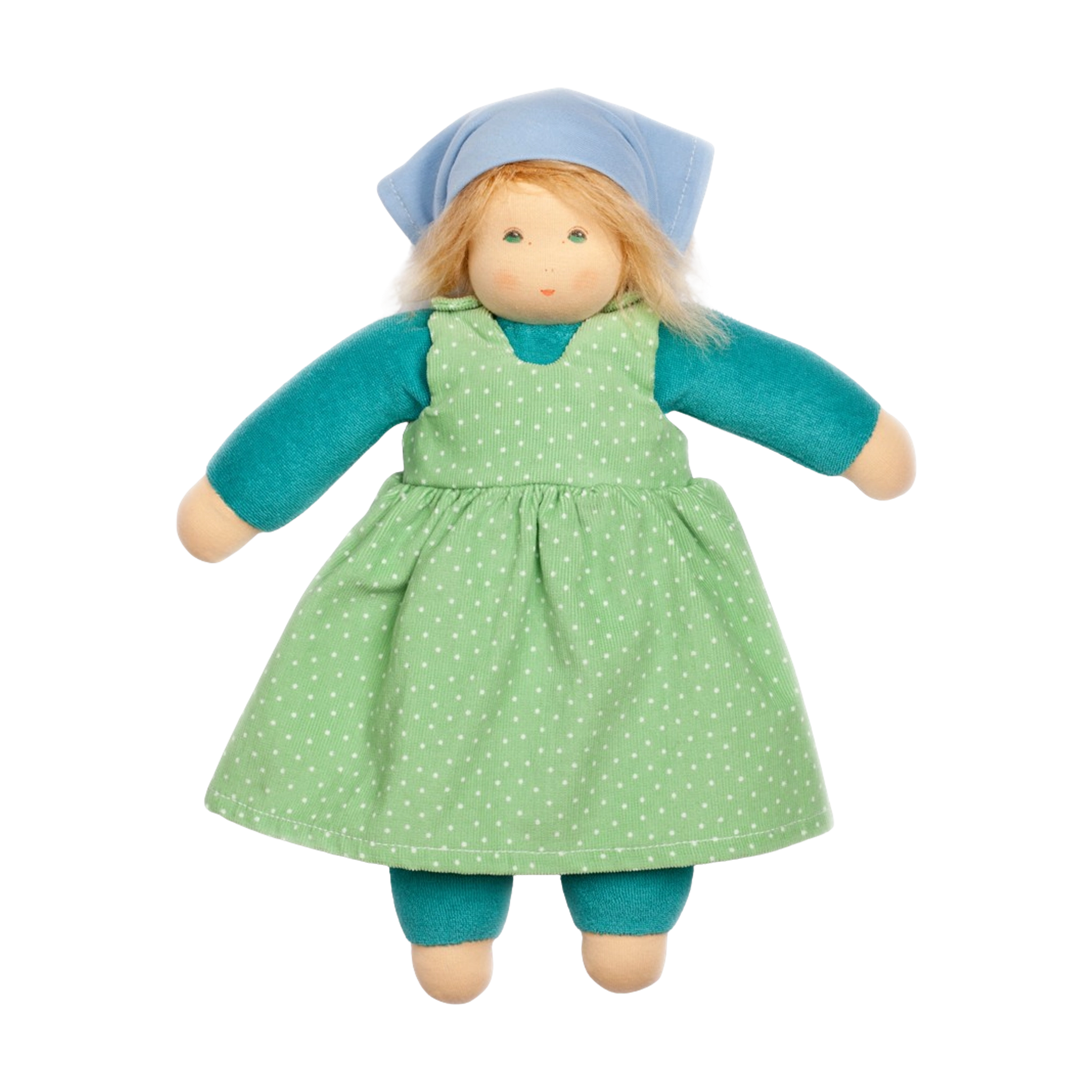 Puppe: Sommerkind Lotti in einem grünen Kleid und blauem Hut, gefertigt aus Bio-Baumwollfrottee und schadstofffreier Schafwolle, symbolisiert nachhaltige, regionale Handwerkskunst von KLICKKLACK.