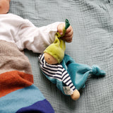 Puppe: Waldelfe türkis-blau, gehalten von einem Baby; aus Bio-Baumwollnicki und Bio-Jersey, gefüllt mit schadstofffreier Schafschurwolle, ideal zum ersten Greifen und Kuscheln.