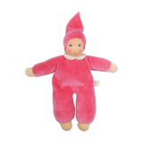 Puppe: Nani pink mit frecher Mütze und Bubi-Kragen, aus weichem Bio-Baumwollnicki und schadstofffreier Schafschurwolle, handgefertigt in Deutschland, verkörpert KLICKKLACKs nachhaltige und ästhetische Designphilosophie.