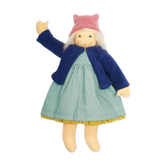 Anziehpuppe Alma mit blonden Haaren, Kleid und Mütze.