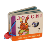 Babybüchlein: Bauernhof, ein sechsteiliges Holzbuch aus Birkenholz mit einem Cartoon-Hasen auf dem Cover, ideal für neugierige Kleinkinder ab einem Jahr, mit Guckloch und stabiler Schnurbindung.