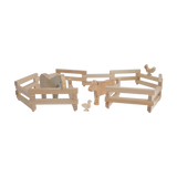 Holzzaun: Klappbar aus massivem Kiefernholz, ideal für das Spielen mit Holztieren, zeigt eine Szenerie mit Holzpferd, Ente und Huhn. Hergestellt in einer geschützten Werkstätte in Deutschland.