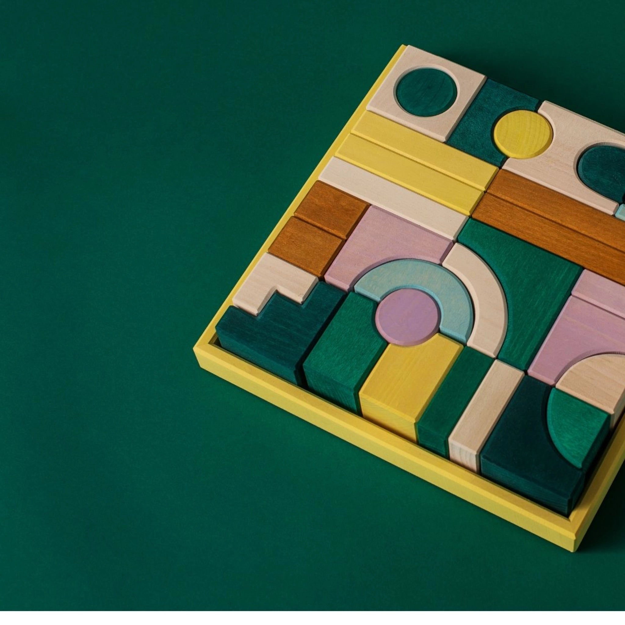 Bauwelt: Movement – Ein Set aus geometrischen Holzbausteinen in einem gelben Tablett. Perfekt für freies Bauen, Teil von Grimm's TINY ART COLLECTION, handgefertigt in Deutschland bei KLICKKLACK.