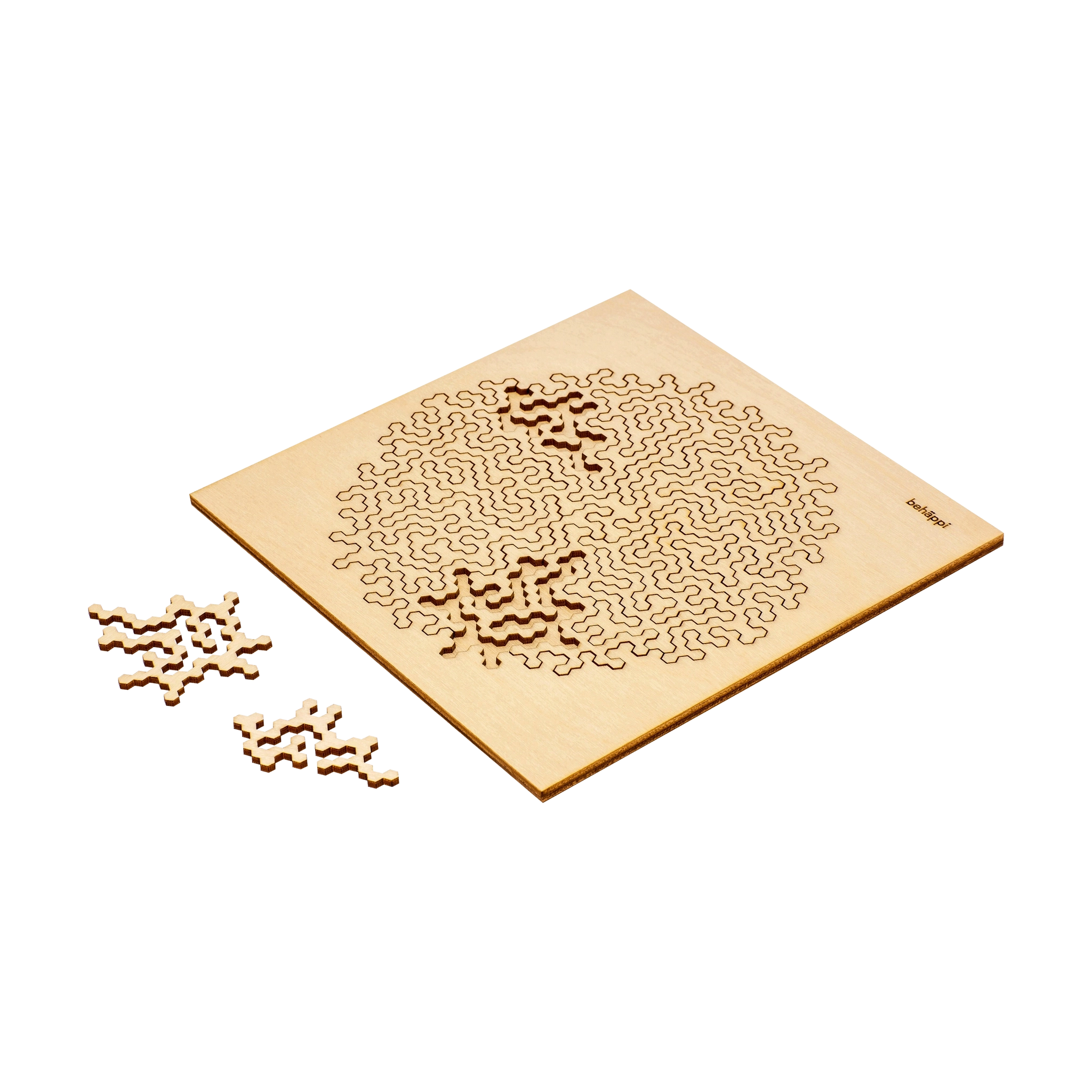 Holzpuzzle: Behäppi Hatchel (leicht) zeigt ein kunstvoll geschnittenes, rundes Labyrinth-Muster aus FSC-zertifiziertem Birkensperrholz mit herausnehmbaren, einzigartig geformten Teilen, ideal für Puzzleliebhaber und nachhaltig in Estland gefertigt.