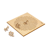 Holzpuzzle: Behäppi Hatchel (mittel) zeigt eine runde, aus Birkensperrholz gefertigte Puzzleplatte mit 29 einzigartigen, amöbenförmigen Teilen, teilweise entfernt; ideal für Puzzle-Enthusiasten, gefertigt in Estland.