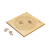 Holzpuzzle: Behäppi Hatchel (schwer) zeigt ein lasergeschnittenes Puzzlebrett aus FSC-zertifiziertem Birkensperrholz mit 49 ineinandergreifenden Teilen. Einige Teile wurden herausgenommen und liegen daneben. 