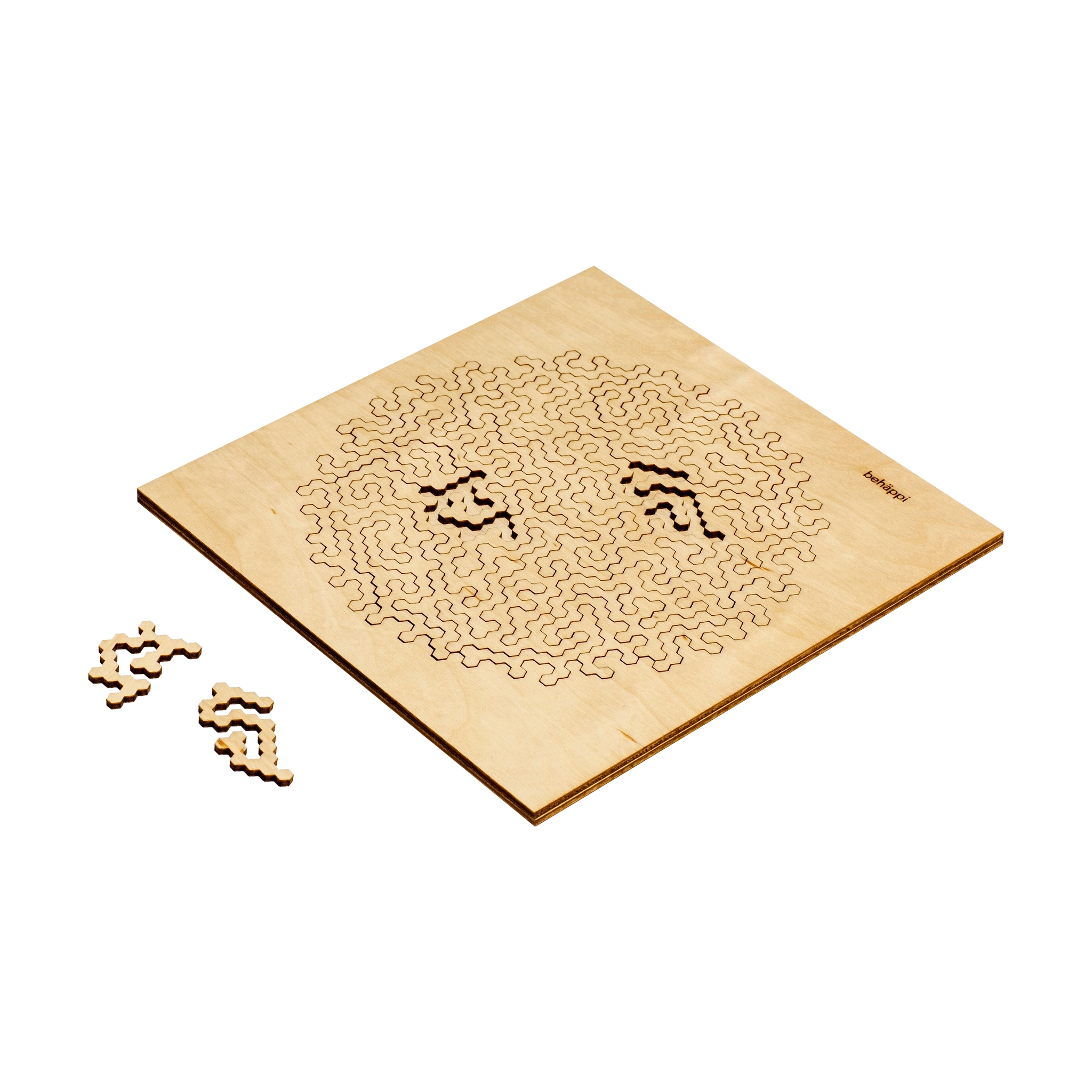 Holzpuzzle: Behäppi Hatchel (schwer) zeigt ein lasergeschnittenes Puzzlebrett aus FSC-zertifiziertem Birkensperrholz mit 49 ineinandergreifenden Teilen. Einige Teile wurden herausgenommen und liegen daneben. 