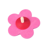 Blumenkreisel aus hochwertigem Buchenholz, liebevoll gestaltet in Blumenform mit fünf abgerundeten Blütenblättern und einem zentralen, unbemalten Holzknauf, ideal für Kinderhände ab 3 Jahren.