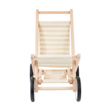 Puppenbuggy natur mit robustem Holzrahmen, beige-gestreiftem Sitz, zwei großen schwarzen Rädern und praktischem Einkaufsnetz; aus nachhaltiger Produktion in Polen, vereint Ästhetik und soziale Fairness.