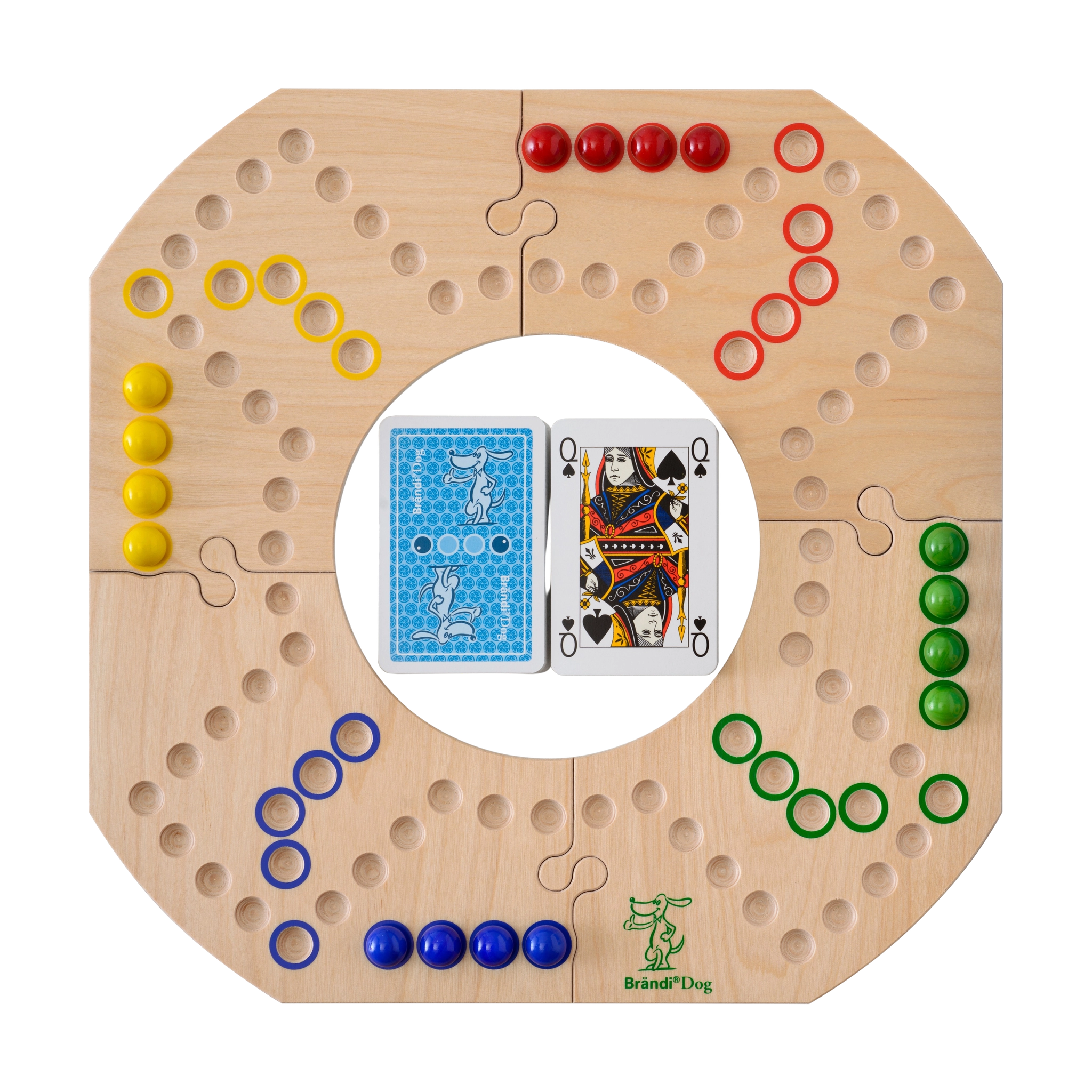 Tischspiel: Brändi Dog 4er (Grundversion) mit Spielkarten und Chips auf dem Spielbrett, ideal für 2 bis 4 Spieler, vermittelt familienfreundlichen Spielspaß. Perfekt für Kinder ab 9 Jahren.