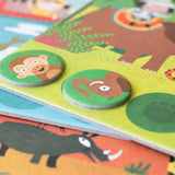 Das Legespiel: Habitats Lotto zeigt handgefertigte, kartonbasierte Spielplättchen mit Tiermotiven, die auf einem FSC-Papierbuch liegen. Ideal für Kinder, fördert es Naturverständnis und Tierwissen.