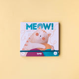 Balancespiel: Meow – Ein Buch mit Katzenmotiv, zeigt das hölzerne Geschicklichkeitsspiel aus Birkenfurnier, ideal für Familien und Kinder ab 5 Jahren, hergestellt in Spanien.